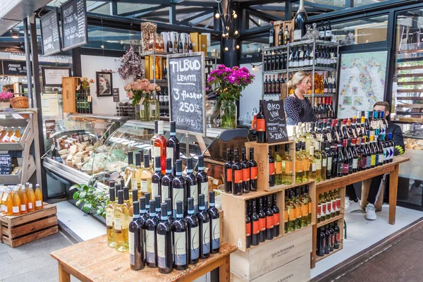 コペンハーゲン デンマーク 2016 ワインとチーズ ストール Intorvehallerne 屋内食品市場コペンハーゲンの中心部に — ストック写真
