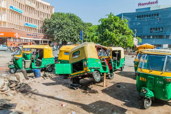 Delhi, Hindistan - 22 Ekim 2016: Grup autorickshaws Merkezi Delhi, Hindistan.