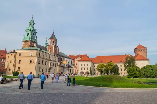 Krakow, Polonya - 3 Eylül 2016: Turist Wawel Kalesi, Krakow, Polonya ziyaret edin