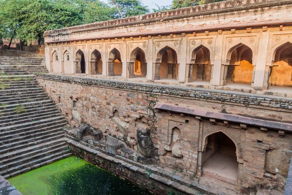 Rajon Ki BAOLI adım de parkta Mehrauli Arkeoloji Delhi, Hindistan