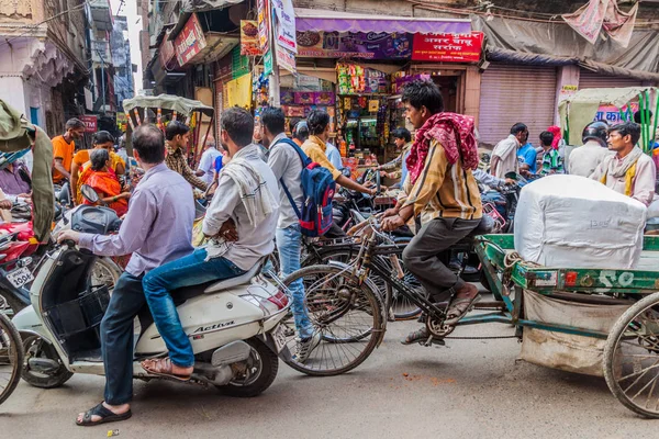 Varanasi, Hindistan - 25 Ekim 2016: Sokak trafik Varanasi, Hindistan.