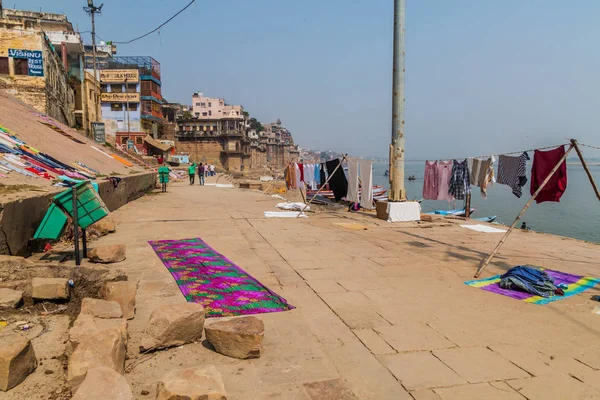 Varanasi, Hindistan - 25 Ekim 2016: Ghats (riverfront adım) Varanasi, Hindistan, kurutulduktan giyim