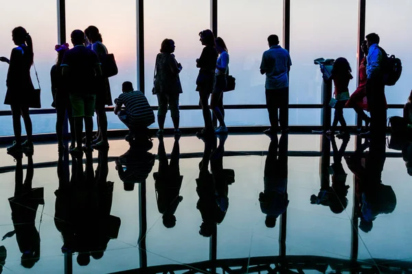 Dubai, Birleşik Arap Emirlikleri - 21 Ekim 2016: Gözlem güverte Burj Dubai gökdelen, Birleşik Arap Emirlikleri, insanlar