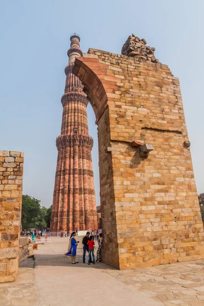 Delhi, Hindistan - 23 Ekim 2016: Turist Qutub Delhi, Hindistan karmaşık ziyaret edin. Qutub Minar minaresi görünür.