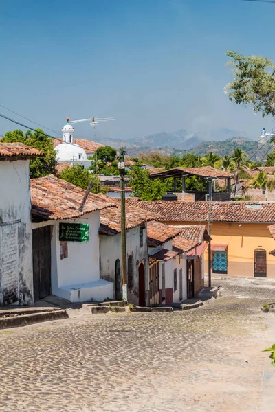 Suchitoto, El Salvador - 9 Nisan 2016: Arnavut kaldırımlı sokak Suchitoto, El Salvador