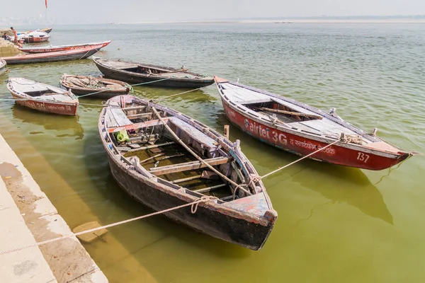 Varanasi, Hindistan - 25 Ekim 2016: nehir Ganj kıyısında önde gelen küçük tekneler Ghats (riverfront adım) adlı) Varanasi, Hindistan