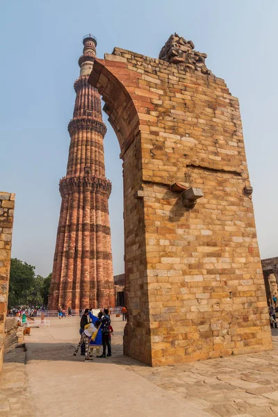 Delhi, Hindistan - 23 Ekim 2016: Turist Qutub Delhi, Hindistan karmaşık ziyaret edin. Qutub Minar minaresi görünür.