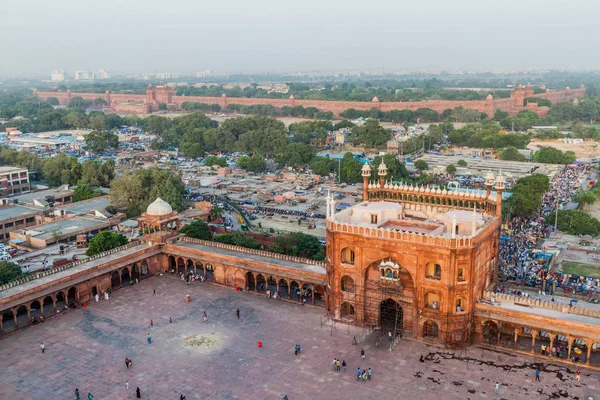 Delhi, Hindistan - 22 Ekim 2016: Courtyard Jama Mescidi Camii Delhi, Hindistan merkezinde. Kırmızı kale içinde belgili tanımlık geçmiş.