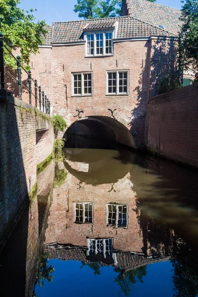 Eski evleri ve bir kanalda Den Bosch, Hollanda