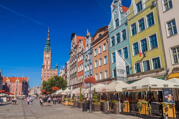 Gdansk, Polonya - 1 Eylül 2016: Gdansk, Polonya Dlugi Targ Square'de tarihi evler boyunca insanlar yürümek. Onun Kulesi görünür ile Belediye Binası.