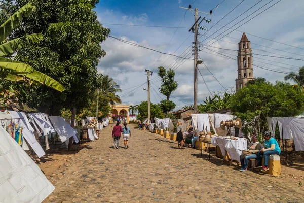 Manaca Iznaga, Küba - 9 Şubat 2016: Valle de los Ingenios Valley yakınındaki Trinidad, Küba Iznaga köyde Hediyelik eşya tezgahları