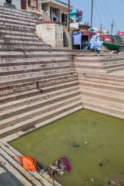 Ghat Riverfront Steg Som Leder Till Stranden Floden Ganges Varanasi — Stockfoto