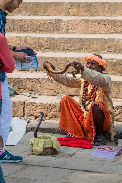 Varanasi India Lokakuu 2016 Snake Charmer Its Cobra Ghats Riverfront — kuvapankkivalokuva