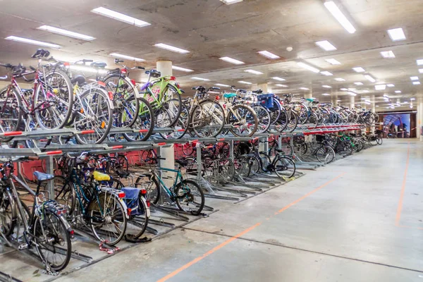 Eindhoven Países Bajos Agosto 2016 Aparcamiento Subterráneo Para Bicicletas Septiembre —  Fotos de Stock
