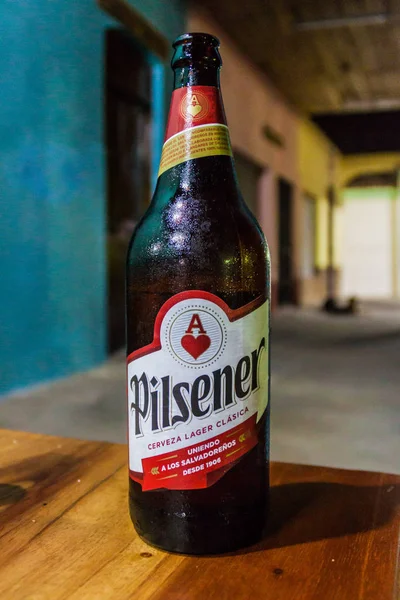 Suchitoto, El Salvador - 6 Nisan 2016: şişe yerel Pilsener bira Suchitoto, El Salvador