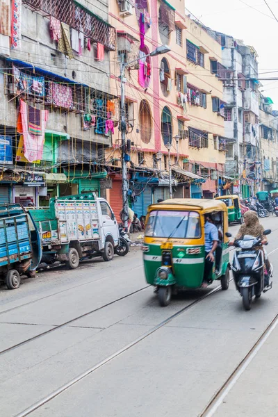 Kolkata, Hindistan - 27 Ekim 2016: Trafik merkezi Kolkata, Hindistan'ın bir sokakta