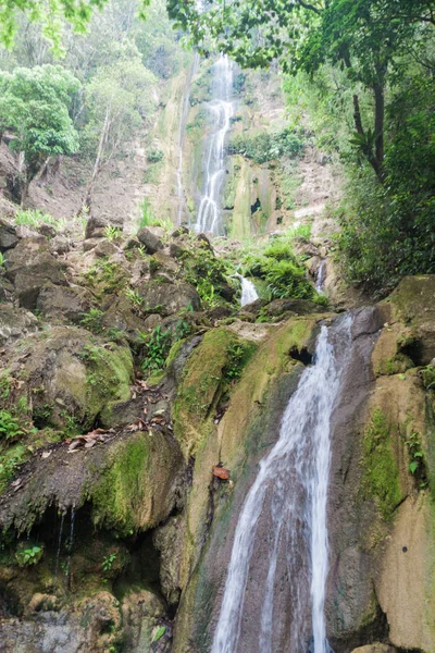 洪都拉斯 Yojoa 湖附近的瀑布 — 图库照片
