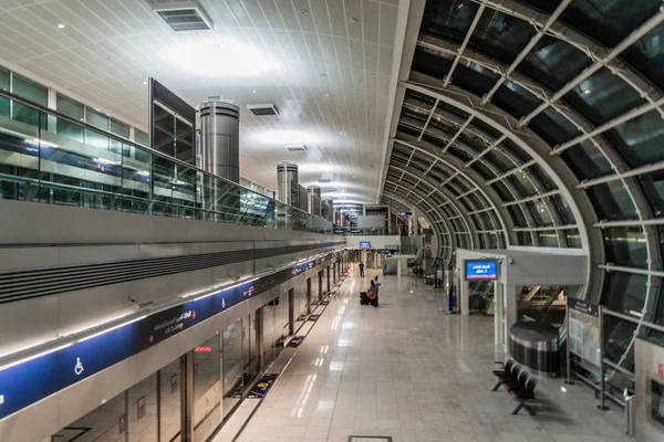 Dubai, Birleşik Arap Emirlikleri - 21 Ekim 2016: İç Terminal 3, Dubai airport, Birleşik Arap Emirlikleri