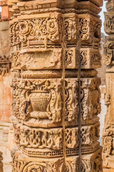 Dekoratif oymalar, Qutub Delhi, Hindistan karmaşık ayrıntı.