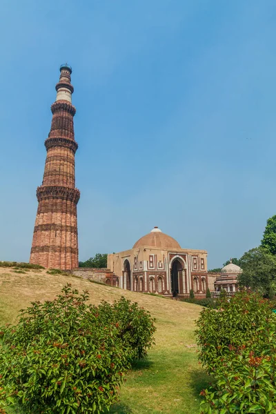 Qutub Minar minaresi ve Alai Darwaza (Alai kapısı), Delhi, Hindistan.