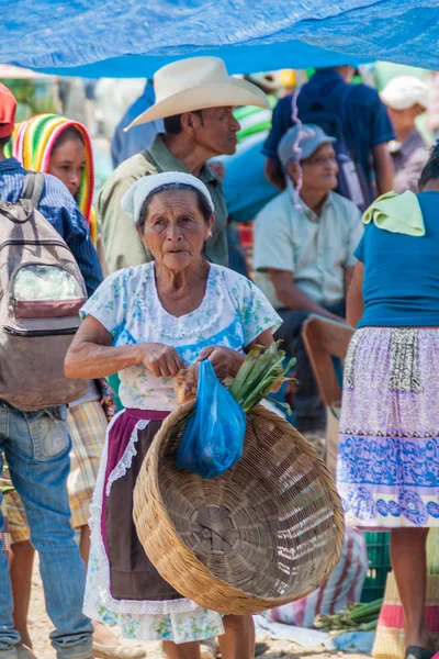 San Manuel De Colohete, Honduras - 15 Nisan 2016: Yerel yerli halkın bir pazar. Ayda iki kez bu köyde büyük bir pazar olduğunu.