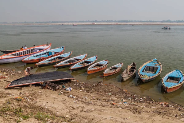 Varanasi, Hindistan - 25 Ekim 2016: Küçük tekneler, Hindistan'da Varanasi, Ganj Nehri