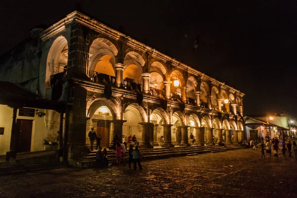 Antigua, Guatemala - 26 Mart 2016: Gece görünümünü Palacio del Ayuntamiento şehirde Antigua Guatemala, Guatemala.