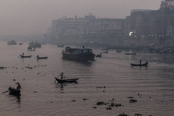 Buriganga River dakka, Bangladeş'te teknelerin sabah puslu görünümü