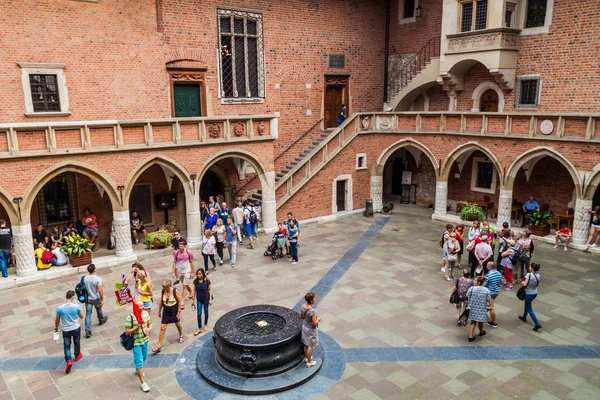 Krakow, Polonya - 3 Eylül 2016: Krakow Jagellonian üniversitede Collegium Maius (büyük kolej) avlusunda insanlar ziyaret.