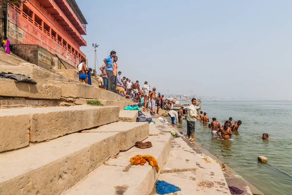 Varanasi, Hindistan - 25 Ekim 2016: Yerel halkın kendilerini Ganj Rover Varanasi, Hindistan Ghat (riverfront adım), kutsal su yıkayın