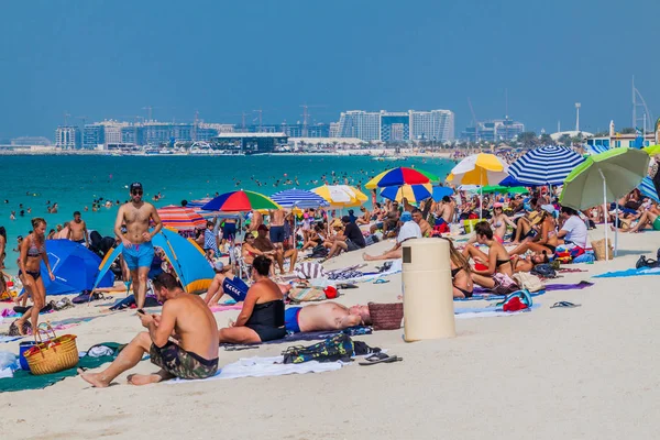 Dubai, Birleşik Arap Emirlikleri - 21 Ekim 2016: Marina Beach, Dubai, Arap Emirlikleri, insanlar