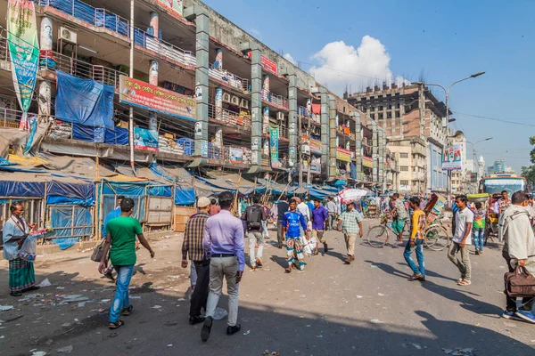 Dakka, Bangladeş - 20 Kasım 2016: Dakka, Bangladeş Gülistan Mahallesi'nde bir sokak görünümünü