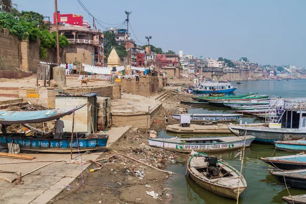 Varanasi, Hindistan - 25 Ekim 2016: Görünüm, Varanasi, Hindistan nehir Ganj kıyısında önde gelen Ghats (riverfront adım)