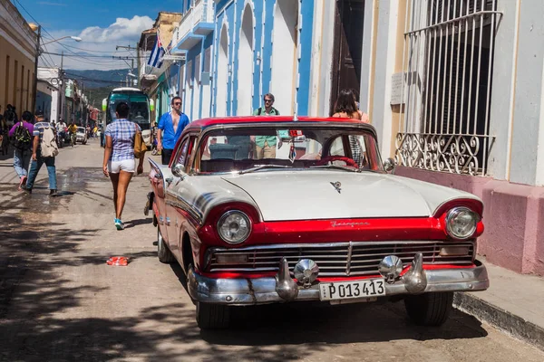 特立尼达和多巴哥 2016年2月8日 老式汽车福特 Fairline 在一个街道上的特立尼达和多巴哥中心 — 图库照片