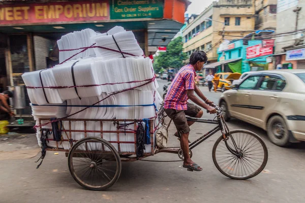 Kolkata, Hindistan - 27 Ekim 2016: Kargo cyclo çekçek merkezi Kolkata, Hindistan