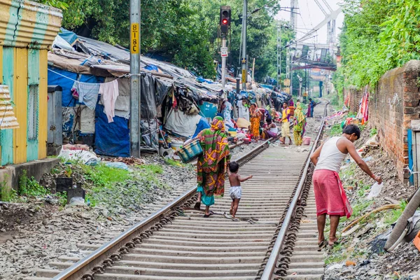 Kolkata, Hindistan - 31 Ekim 2016: Demiryolu parça ve bir kenar mahallede merkezi Kolkata, Hindistan