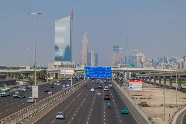 Dubai, Birleşik Arap Emirlikleri - 21 Ekim 2016: Sheikh Zayed road, Dubai, Arap Emirlikleri trafik