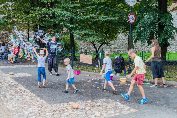 Krakow Poland September 2016 Children Play Bubbles Florian Gate Krakow — Stock Photo, Image