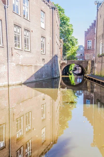古い家屋やデン ボッシュ オランダの運河 — ストック写真