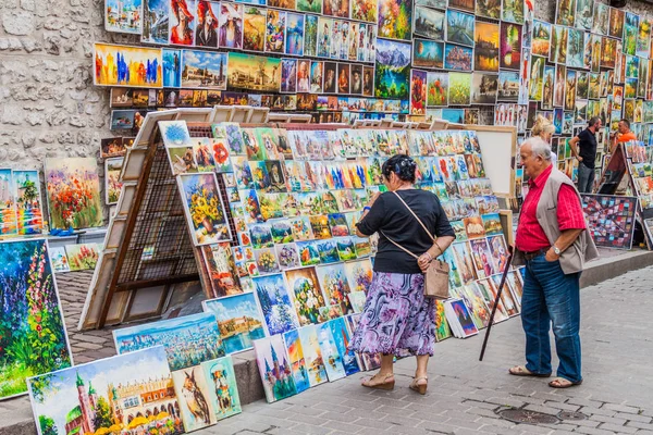 Krakow, Polonya - 3 Eylül 2016: İnsanlar sur duvarı Krakow, sanatçıların eserlerini hayran.