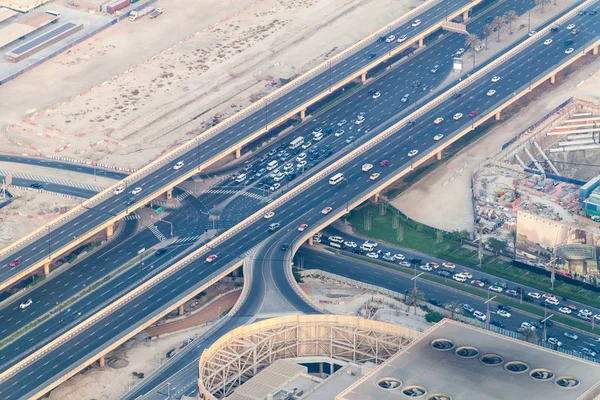 Dubai, Birleşik Arap Emirlikleri - 21 Ekim 2016: Bir karayolu Dubai, Suudi Arabistan, havadan görünümü