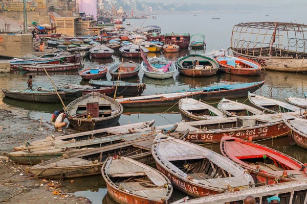 Varanasi, Hindistan - 25 Ekim 2016: Varanasi, Hindistan nehir Ganj kıyısında önde gelen küçük tekne yakınındaki Ghats (riverfront adım)