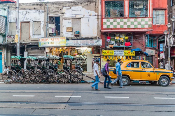 Kolkata India October 2016 Pulled Rickshaw Yellow Hindustan Ambassador Taxi — Stock Photo, Image