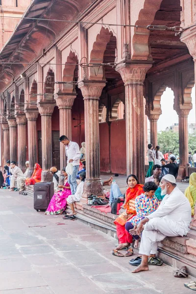 Delhi, Hindistan - 22 Ekim 2016: İnsanlar oturup bir avlu Jama Mescidi Camii Merkezi Delhi, Hindistan.