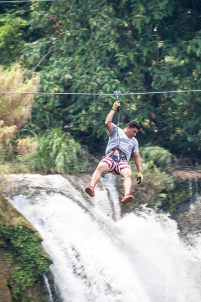 Pulhapanzak Honduras April 2016 Tourist Canopying Pulhapanzak Waterfall — Stock Photo, Image