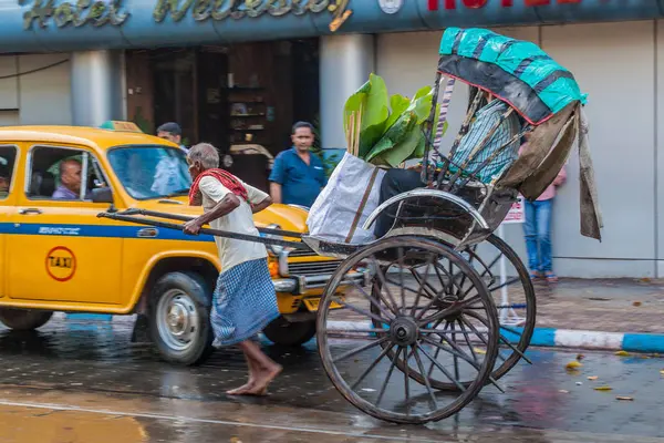 Kolkata India Ottobre 2016 Risciò Trainato Taxi Giallo Dell Ambasciatore — Foto Stock