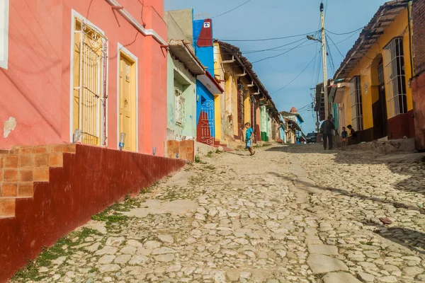 Trinidad, Küba - 8 Şubat 2016: Trinidad, Küba'nın merkezi bir Arnavut kaldırımlı sokakta görünümünü.