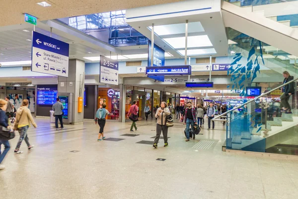 Krakow, Polonya - 4 Eylül 2016: Krakow Joseph, Ana Tren İstasyonu, Krakow, Polonya insanlar geçmesine