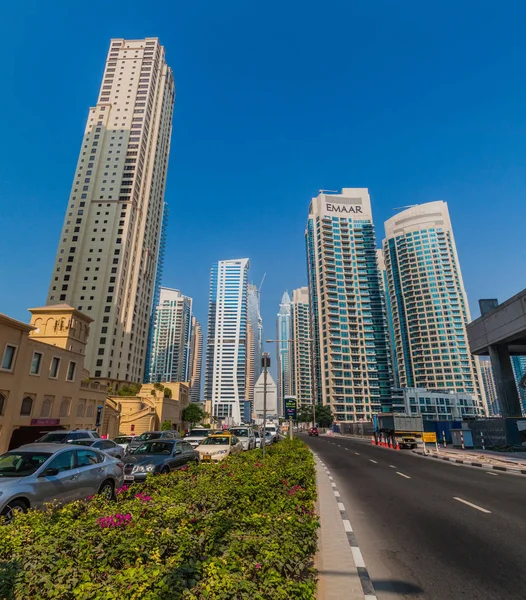 Dubai Emirados Árabes Unidos Outubro 2016 Skyscrepers Que Revestem Rua — Fotografia de Stock