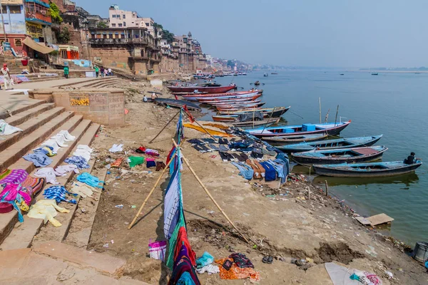 Varanasi India Octubre 2016 Ropa Que Seca Ghats Escalones Ribereños —  Fotos de Stock
